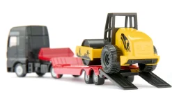 MAN Lkw mit Straßenwalze