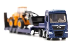 MAN LKW mit Tieflader und JCB Radlader