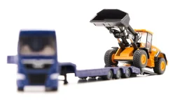MAN LKW mit Tieflader und JCB Radlader