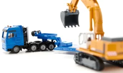MAN Schwertransporter mit Liebherr Bagger