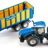 New Holland Traktor mit Silagewagen