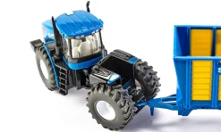 New Holland Traktor mit Silagewagen