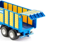 New Holland Traktor mit Silagewagen